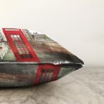 - Sonil-K229-Gorsel-2 - Realhomes Kırmızı Telefon Kulübesi Tasarımlı Dijital Baskılı Dekoratif Raşel Kadife Yastık Kırlent Kılıfı Realhomes