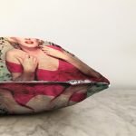 - Sonil-K23-Gorsel-2 - Realhomes Osmanlıda Halıcılar Temalı Dijital Baskılı Dekoratif Raşel Kadife Yastık Kırlent Kılıfı Realhomes