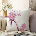 - Sonil-K231-Gorsel - Realhomes  Pembe Çiçekli Topuklu Ayakkabı İllüstrasyon Dijital Baskılı Dekoratif Raşel Kadife Yastık Kırlent Kılıfı Realhomes