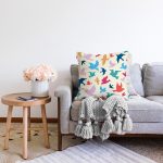 Krem Zeminde Renkli Kuşlar Motifli Dijital Baskılı Dekoratif Raşel Kadife Yastık Kırlent Kılıfı Realhomes