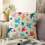 Krem Zeminde Renkli Kuşlar Motifli Dijital Baskılı Dekoratif Raşel Kadife Yastık Kırlent Kılıfı Realhomes