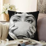 - Sonil-K3346-Gorsel - Realhomes Fornasetti Özel Tasarım Dijital Baskılı Dekoratif Raşel Kadife Yastık Kırlent Kılıfı Realhomes