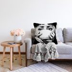 - Sonil-K3388-Gorsel-1 - Realhomes Fornasetti Siyah Beyaz Özel Tasarımlı Raşel Kadife Yastık Kırlent Kılıfı Realhomes