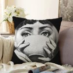 - Sonil-K3388-Gorsel - Realhomes Fornasetti Siyah Beyaz Özel Tasarımlı Raşel Kadife Yastık Kırlent Kılıfı Realhomes