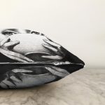 - Sonil-K3388-Gorsel-2 - Realhomes Fornasetti Siyah Beyaz Özel Tasarımlı Raşel Kadife Yastık Kırlent Kılıfı Realhomes
