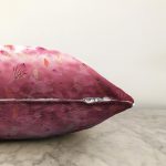 - Sonil-K340-Gorsel-2 - Realhomes  Pembe Zeminde Uçuşan Yapraklar Dijital Baskılı Dekoratif Raşel Kadife Yastık Kırlent Kılıfı Realhomes