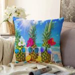 - Sonil-K3417-Gorsel - Realhomes Sahilde Ananaslar Özel Tasarım Dijital Baskılı Modern Raşel Kadife Yastık Kırlent Kılıfı Realhomes