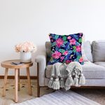 - Sonil-K3426-Gorsel-1 - Realhomes Siyah Zeminde Tropikal Desenli Özel Tasarım Dijital Baskılı Modern Raşel Kadife Yastık Kırlent Kılıfı Realhomes