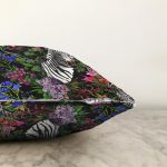 Siyah Zeminde Amazon Zebra Tasarımlı Dijital Baskılı Raşel Kadife Yastık Kırlent Kılıfı Realhomes