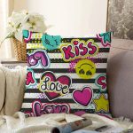- Sonil-K3454-Gorsel - Realhomes Realhomes Kiss Love Pop Art Tasarımlı Dijital Baskılı Modern Raşel Kadife Yastık Kırlent Kılıfı Realhomes