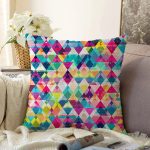 - Sonil-K3460-Gorsel - Realhomes Modern Renkli Üçgen Tasarımlı Dijital Baskılı Modern Raşel Kadife Yastık Kırlent Kılıfı Realhomes