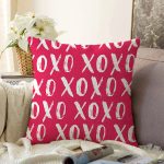 - Sonil-K3524-Gorsel - Realhomes Pembe Zeminde XOX Özel Tasarımlı Dijital Baskılı Modern Raşel Kadife Yastık Kırlent Kılıfı Realhomes