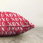 - Sonil-K3524-Gorsel-2 - Realhomes Pembe Zeminde XOX Özel Tasarımlı Dijital Baskılı Modern Raşel Kadife Yastık Kırlent Kılıfı Realhomes