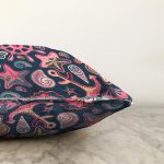 - Sonil-K3538-Gorsel-2 - Realhomes Lacivert Zeminli Deniz Midyeleri Dijital Baskılı Modern Raşel Kadife Yastık Kırlent Kılıfı Realhomes