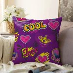 - Sonil-K3560-Gorsel - Realhomes Realhomes Mor Zeminli Cool Pop Art Özel Tasarımlı Modern Raşel Kadife Yastık Kırlent Kılıfı Realhomes
