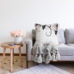 - Sonil-K3603-Gorsel-1 - Realhomes Beyaz Zeminde Çiçek Motifli Özel Tasarım Dijital Baskılı Modern Raşel Kadife Yastık Kırlent Kılıfı Realhomes