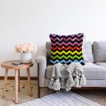 - Sonil-K3632-Gorsel-1 - Realhomes Siyah Zeminli Renkli Zikzak Motifli Dijital Baskılı Şönil Yastık Kırlent Kılıfı Realhomes