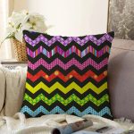 - Sonil-K3632-Gorsel - Realhomes Siyah Zeminli Renkli Zikzak Motifli Dijital Baskılı Şönil Yastık Kırlent Kılıfı Realhomes