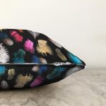 - Sonil-K3663-Gorsel-2 - Realhomes Siyah Zeminli Renkli Tüyler Dijital Baskılı Raşel Kadife Yastık Kırlent Kılıfı Realhomes