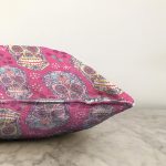 - Sonil-K3682-Gorsel-2 - Realhomes Pembe Zeminli Kurukafa Dijital Baskılı Raşel Kadife Yastık Kırlent Kılıfı Realhomes