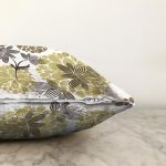 - Sonil-K3683-Gorsel-2 - Realhomes Beyaz Zeminde Soyut Çiçek Motifli Özel tasarım Dijital Baskılı Modern Raşel Kadife Yastık Kırlent Kılıfı Realhomes