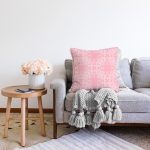 - Sonil-K3696-Gorsel-1 - Realhomes Pudra Zeminli Özel Tasarım Dijital Baskılı Modern Raşel Kadife Yastık Kırlent Kılıfı Realhomes