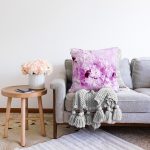 Beyaz Zeminde Pembe Çiçekler Dijital Baskılı Modern Raşel Kadife Yastık Kırlent Kılıfı Realhomes