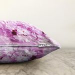 Beyaz Zeminde Pembe Çiçekler Dijital Baskılı Modern Raşel Kadife Yastık Kırlent Kılıfı Realhomes
