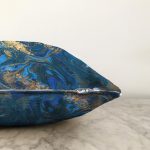 Mavi Zeminli Altın Yaldızlı Dijital Baskılı Modern Raşel Kadife Yastık Kırlent Kılıfı Realhomes