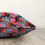 Siyah Zeminde Renkli Motifler Dijital Baskılı Modern Raşel Kadife Yastık Kırlent Kılıfı Realhomes