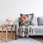 Zebra Desen Zeminde Çiçek Motifli Özel Tasarım Dijital Baskılı Modern Raşel Kadife Yastık Kırlent Kılıfı Realhomes