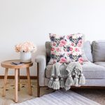 - Sonil-K3777-Gorsel-1 - Realhomes Beyaz Zeminde Kurukafa Motifli Özel Tasarım Dijital Baskılı Modern Raşel Kadife Yastık Kırlent Kılıfı Realhomes