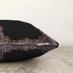 Siyah Zeminde Pembe Çiçekler Özel Tasarım Dijital Baskılı Modern Raşel Kadife Yastık Kırlent Kılıfı Realhomes