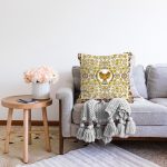 Altın Renkli Motifler Özel Tasarım Dijital Baskılı Modern Raşel Kadife Yastık Kırlent Kılıfı Realhomes