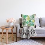 Beyaz Zeminde Renkli Yapraklar Dijital Baskılı Modern Raşel Kadife Yastık Kırlent Kılıfı Realhomes