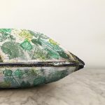 Beyaz Zeminde Renkli Yapraklar Dijital Baskılı Modern Raşel Kadife Yastık Kırlent Kılıfı Realhomes