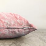 - Sonil-K3822-Gorsel-2 - Realhomes Pudra Zeminli Dijital Baskılı Modern Raşel Kadife Yastık Kırlent Kılıfı Realhomes