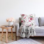 Beyaz Zeminde Pembe Çiçekler Dijital Baskılı Modern Şönil Yastık Kırlent Kılıfı Realhomes