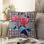 - Sonil-K3862-Gorsel - Realhomes  Ekose Zeminde Kırmızı Çiçekler Dijital Baskılı Modern Raşel Kadife Yastık Kırlent Kılıfı Realhomes