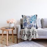 - Sonil-K3881-Gorsel-1 - Realhomes Beyaz Zeminde Mavi Yaprak Motifli Dijital Baskılı Modern Şönil Yastık Kırlent Kılıfı Realhomes