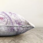 - Sonil-K3937-Gorsel-2 - Realhomes Beyaz Zeminde Mor Motifli Özel Tasarım Dijital Baskılı Modern Raşel Kadife Yastık Kırlent Kılıfı Realhomes