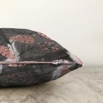 Koyu Renk Zeminde Soyut Yaprak Desenli Özel Tasarım Dijital Baskılı Modern Raşel Kadife Yastık Kırlent Kılıfı Realhomes