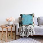 - Sonil-K3956-Gorsel-1 - Realhomes Mavi Zeminde Zincir Desenli Özel Tasarım Dijital Baskılı Modern Raşel Kadife Yastık Kırlent Kılıfı Realhomes