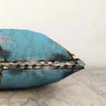 - Sonil-K3956-Gorsel-2 - Realhomes Mavi Zeminde Zincir Desenli Özel Tasarım Dijital Baskılı Modern Raşel Kadife Yastık Kırlent Kılıfı Realhomes