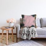 - Sonil-K3957-Gorsel-1 - Realhomes Pembe Zeminde Zincir Desenli Özel Tasarım Dijital Baskılı Modern Raşel Kadife Yastık Kırlent Kılıfı Realhomes