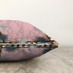 - Sonil-K3957-Gorsel-2 - Realhomes Pembe Zeminde Zincir Desenli Özel Tasarım Dijital Baskılı Modern Raşel Kadife Yastık Kırlent Kılıfı Realhomes