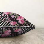 - Sonil-K3963-Gorsel-2 - Realhomes Puanlı Zeminde Çiçek Motifli Özel Tasarım Dijital Baskılı Modern Raşel Kadife Yastık Kırlent Kılıfı Realhomes