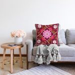 - Sonil-K3972-Gorsel-1 - Realhomes Kırmızı Zeminli Çiçek Desenli Özel Tasarım Dijital Baskılı Modern Raşel Kadife Yastık Kırlent Kılıfı Realhomes