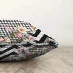 - Sonil-K3977-Gorsel-2 - Realhomes Zikzak Ve Kaz Ayaklı Zeminde Çiçekler Özel Tasarım Dijital Baskılı Modern Raşel Kadife Yastık Kırlent Kılıfı Realhomes