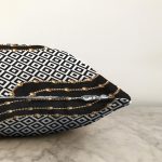 - Sonil-K3998-Gorsel-2 - Realhomes Siyah Beyaz Zeminde Altın Renk Motifli Özel Tasarım Dijital Baskılı Modern Raşel Kadife Yastık Kırlent Kılıfı Realhomes